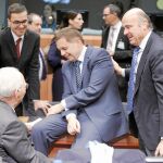 Luis De Guindos (derecha) bromea con sus homólogos europeos durante la reunión de ayer en Bruselas