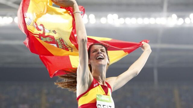 Ruth Beitia celebra su medalla de oro con la bandera de España