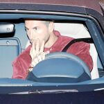 Sergio Ramos saluda a su llegada ayer a la concentración de España en la Ciudad del Fútbol de Las Rozas