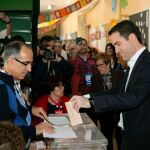 Teodoro García Egea ejerciendo su derecho al voto. LA RAZÓN