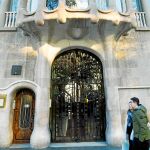 Varios detalles de la entrada de la Casa Sayrach, considerada como la obra maestra arquitectónica de Manuel Sayrach. En ella, el artista quiso realizar en piedra un homenaje a Cataluña, elaborando un detallado y modernista trabajo de luces con la naturaleza y el color blanco como apoyos fundamentales