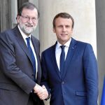El presidente de Francia, Emmanuel Macron, recibe al presidente de España, Mariano Rajoy, en las puertas del Elíseo, ayer, en París