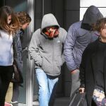 La abogada Amaia Izko (en primer plano) sale ayer de la Audiencia Nacional junto a algunos investigados