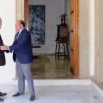 El presidente de la Región, Pedro Antonio Sánchez (dcha.), y el portavoz del PSOE, Rafael González Tovar, ayer