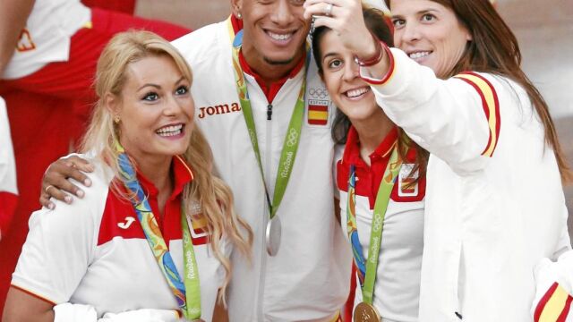 Lydia Valentín, Orlando Ortega, Carolina Marín y Ruth Beitia, en un «selfie» durante la recepción