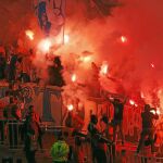 La grada de los aficionados del Marsella estaba llena de bengalas antes del comienzo