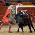 Antonio Ferrera dando un derechazo, ayer, bajo la lluvia de Valencia