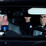 El expresidente francés Nicolás Sarkozy (i) abandona en coche la sede de la Policía Judicial de Nanterre. EFE/ Ian Langsdon