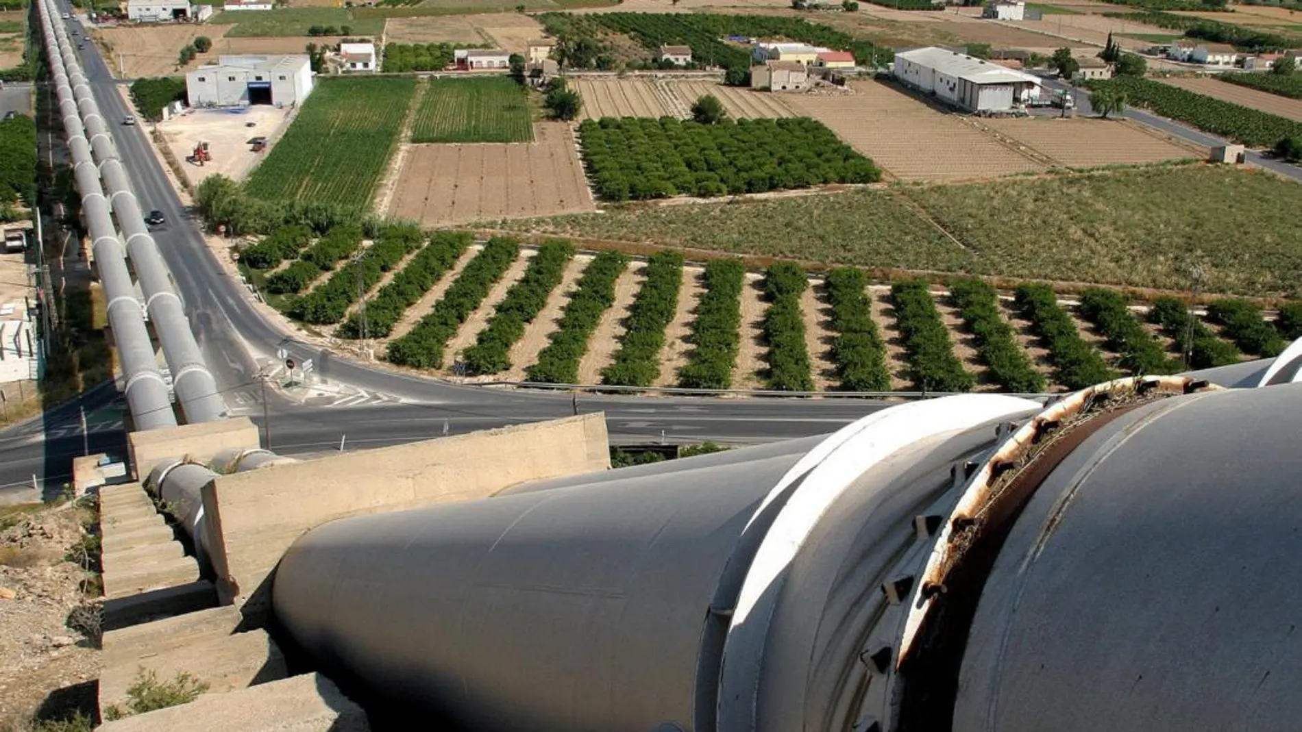 Archivo. Conducciones del trasvase Tajo-Segura a su paso por la huerta de la Vega Baja cerca de Orihuela