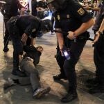 La Policía tuvo que emplearse a fondo para evita que los manifestantes alcanzasen la sede del PP en la madrileña calle Génova