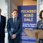 La consejera María Josefa García Cirac, el alcalde Carlos García Carbayo y el director del Museo, Pedro Pérez Castro, presentan la exposición