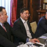 Los ministros René Orellana, Luis Arce y Marko Marcelo, en la Casa de América