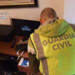 Agente de la Guardia Civil durante el registro del domicilio del arrestado