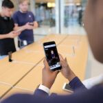 Un usuario con un iPhone 8 en la mano.