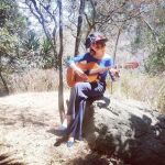 Carla de la Lá entonando una bella canción en el bosque