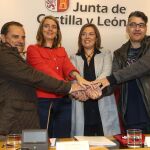 La consejera de Agricultura y Ganadería, Milagros Marcos, suscribe el acuerdo con Miguel Ángel Gutiérrez, de UGT; la vicepresidenta de Cecale, Ángela de Miguel; Gonzalo Díez Piñeles, de CCOO/Dos Santos