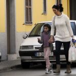 Nadia Nerea salió ayer a la calle acompañada de su tía, que ahora tiene la custodia de la niña