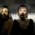 Loreto Sesma e Irene X, de 22 y 28 años respectivamente, han sido premiadas por su obra a la vez que muy criticadas por quienes no las consideran poetas / Alberto R. Roldán