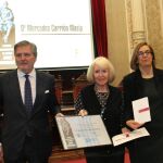 La presidenta de la Diputación, Ángeles Armisén (D), junto al ministro de Cultura, Educación y Deportes, Íñigo Méndez de Vigo (I), entrega a la poeta Mercedes Carrión Masip el galardón del I Premio Internacional de Poesía “Jorge Manrique” convocado por la institución provincial