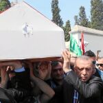 El presidente turco, Recep Tayyip Erdogan, ayuda a leventar el féretro de una de las víctimas del golpe en Estambul