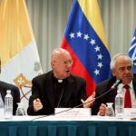 Monseñor Claudio Maria Celli, portavoz del Vaticano, habla entre el ex presidente dominicano Leonel Fernandez y Ernesto Samper.
