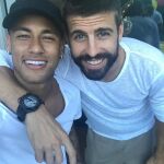 Imagen de Piqué y Neymar, en la que el brasileño volvió a bromear con el "Se queda"