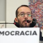 El secretario de organización de Podemos, Pablo Echenique, durante la rueda de prensa que ofreció tras la reunión del Consejo de Coordinación de Podemos