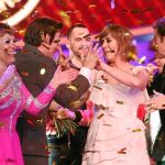 María Villalón, en el centro, es felicitada por Anabel Alonso y Carlos Baute, a la izda., y Manel Fuentes, a la dcha. tras ganar el programa / Atresmedia