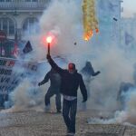 Prisión para seis jóvenes franceses que atacaron un coche policial en una manifestación