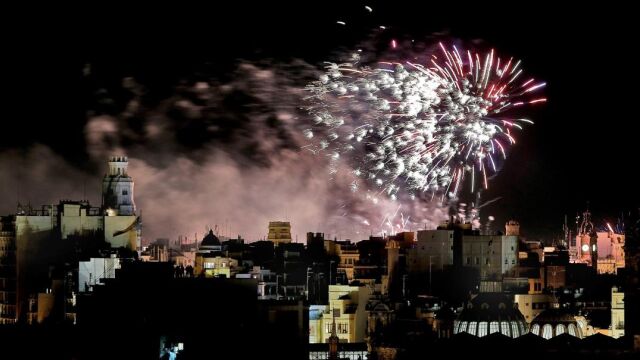 Decenas de castillos se dispararon en L’Albà para celebrar la Plantà. Por la mañana las comisiones recogieron los premios de las infantiles. Ximo Puig en las fallas de Utiel. La falla Na Jordana, primer premio d’Ingeni i Gràcia