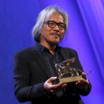 Lav Diaz posa con el León de Oro durante la ceremonia del Festival de Cine Venecia
