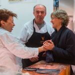 La candidata del PP al Congreso por Valladolid, Isabel García Tejerina, visita el Mercado del Val