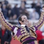 Padilla, tras recibir el doble trofeo, ayer en Arlés