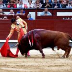 Joselito Adame ejecutando un derechazo al segundo de su lote en la 12ª de San Isidro. Foto: C. Pastrano.