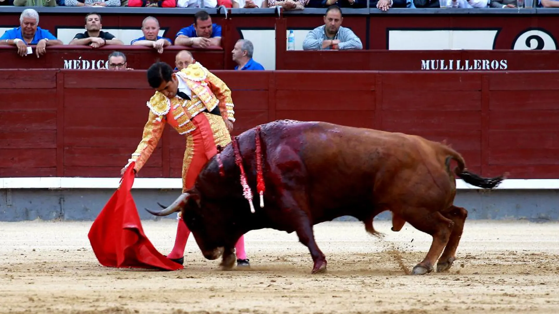 Joselito Adame ejecutando un derechazo al segundo de su lote en la 12ª de San Isidro. Foto: C. Pastrano.