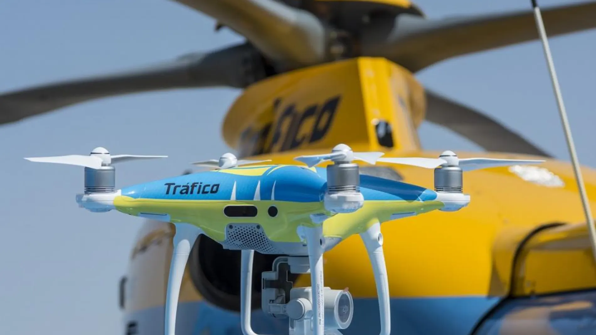 Imagen de un dron y un helicóptero de la DGT