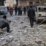 Una calle tras bombardeos en Douma, Siria
