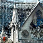 El rosetón de la torre sur muestra los efectos de las llamas, el humo y las altas temperaturas El rosetón de la torre sur muestra los efectos de las llamas, el humo y las altas temperaturas