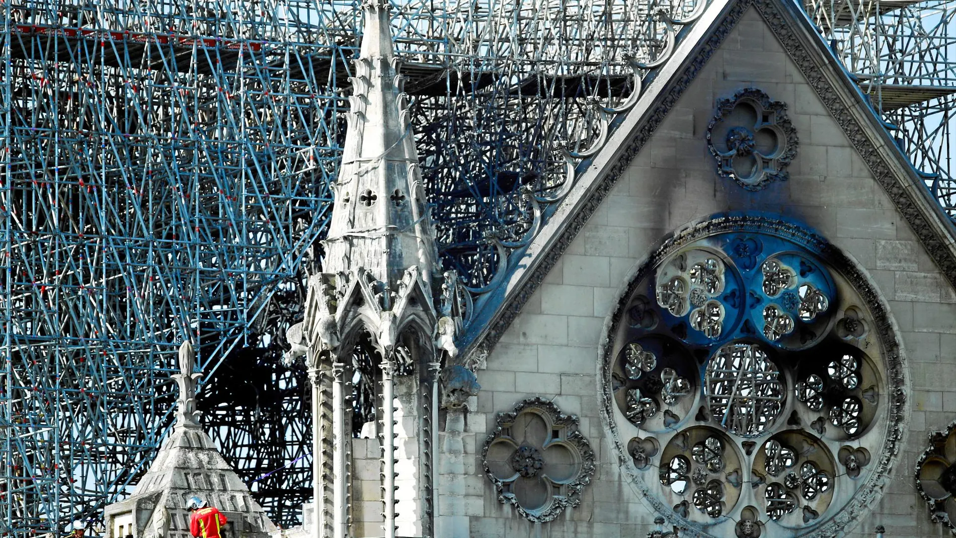 El rosetón de la torre sur muestra los efectos de las llamas, el humo y las altas temperaturas