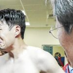 Son llora desconsoladamente después de la derrota ante México