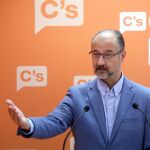El portavoz del Grupo Parlamentario de Ciudadanos, Luis Fuentes, tras la rueda de prensa, ayer en Valladolid