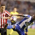 El jugador del Athletic de Bilbao De Marcos (i) pelea un balón con ante el colombiano Marlos Moreno, del Deportivo