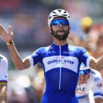Fernando Gaviria cruza la línea de meta tras ganar la primera etapa del Tour de Francia. (AP Photo/Peter Dejong)