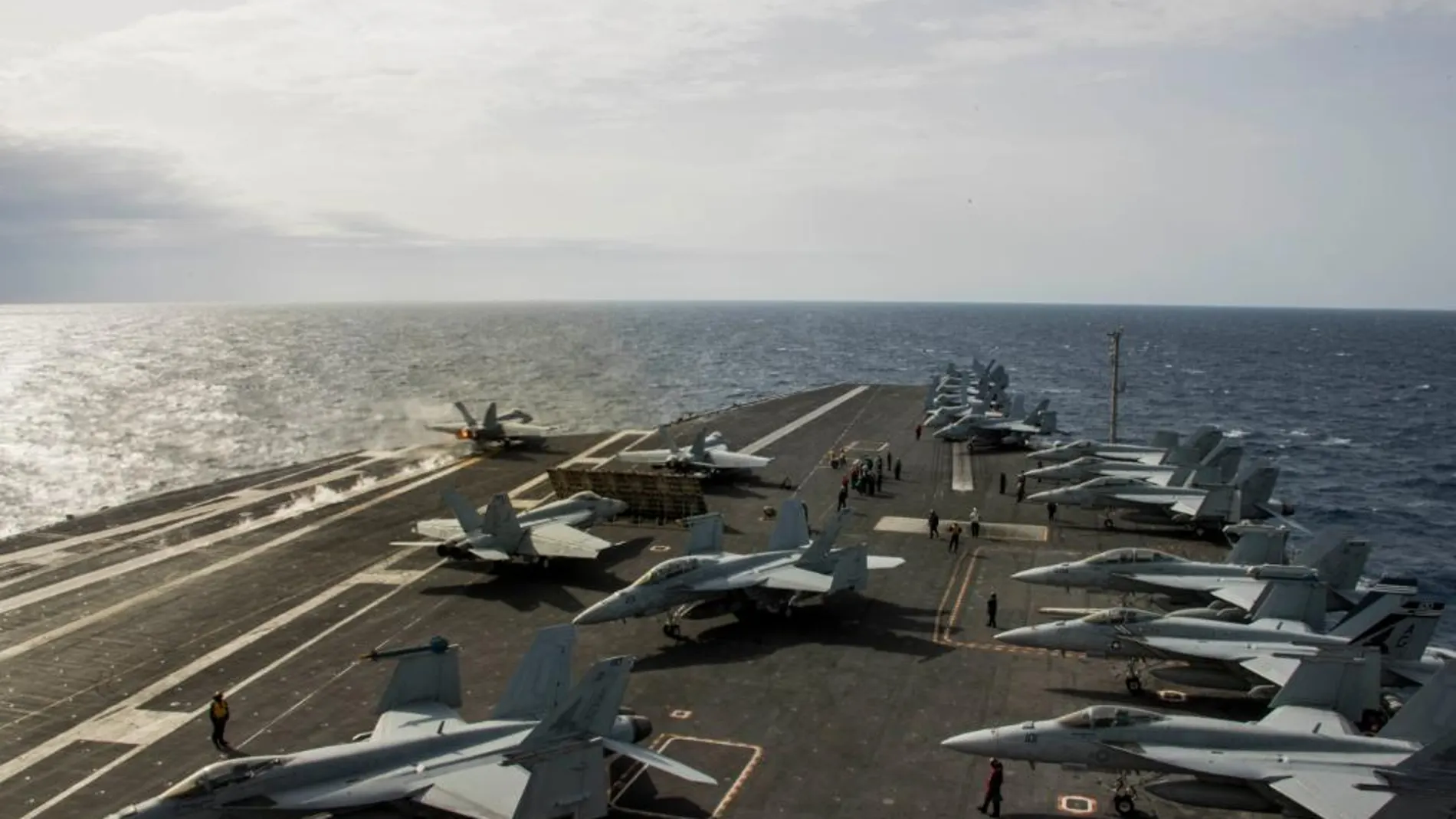 Cubierta del USS Abraham Lincoln, el portaaviones de Estados Unidos enviado a Oriente Próximo.