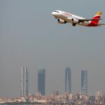 Un avión de Iberia despega del aeropuerto de Madrid Barajas