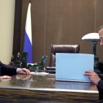 El presidente ruso, Vladimir Putin, escucha al primer ministro, Dimitri Medvedev durante su reunión en balneario de Sochi / Foto: Ap