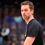 Pau Gasol de los Milwaukee Bucks calienta en un partido de la NBA, en San Antonio (EE.UU.)