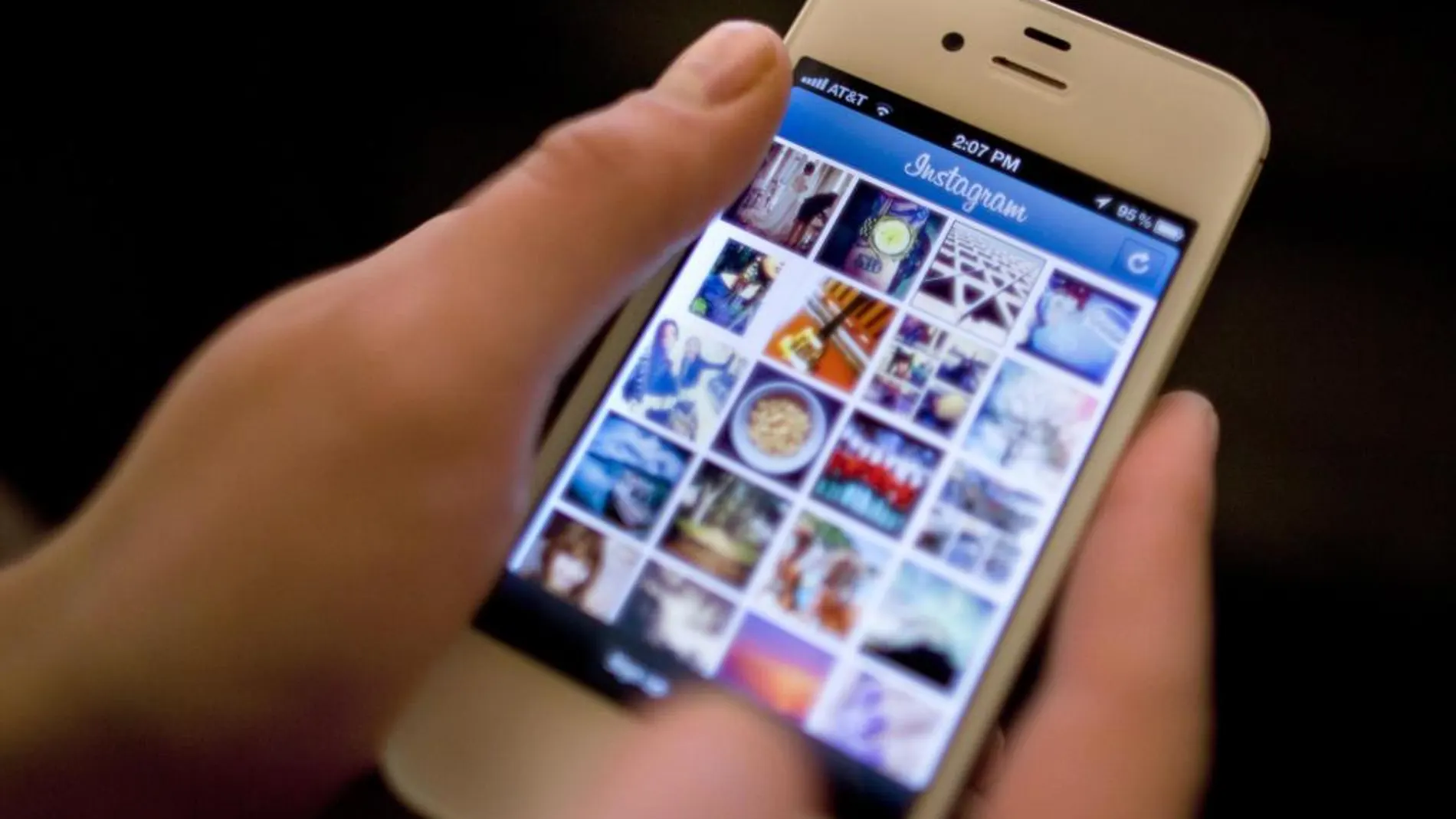 Un usuario consulta Instagram desde el móvil