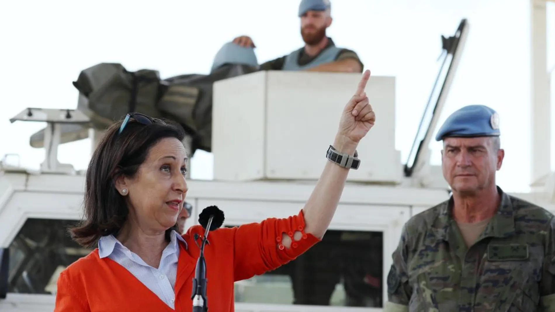La ministra de Defensa, Margarita Robles, durante la visita al contingente español en el puesto 4-28. Foto: Efe / Sergio Barrenechea