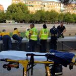 Los equipos de emergencias observan el lugar de la caída